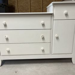 Dresser