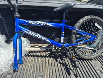 Kids  Bike Asking  $40  have the front  missing  front  boat for tire
