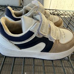 Shoes size  9c $6  pick up only bonanza and lamb