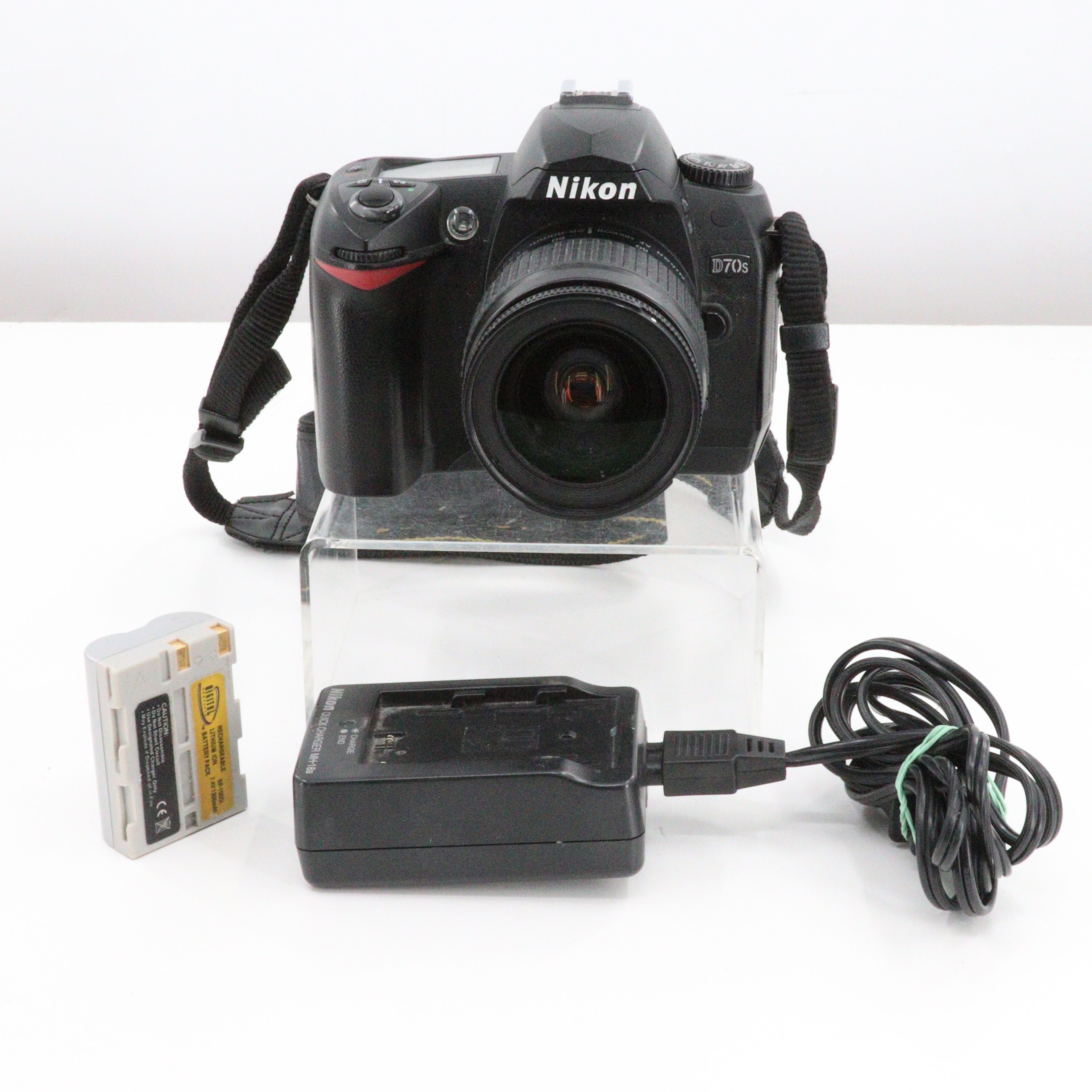 Nikon D70S 6.1MP DSLR Digital Camera w/ charger and battery