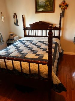 Vintage Queen-Size Solid Wood Cannonball Spindle Bed Frame
