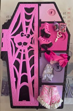 Draculaura doll Coffin and accessories