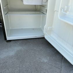IGLOO SMALL REFRIGERATOR  GOOD WORKING CONDITION 