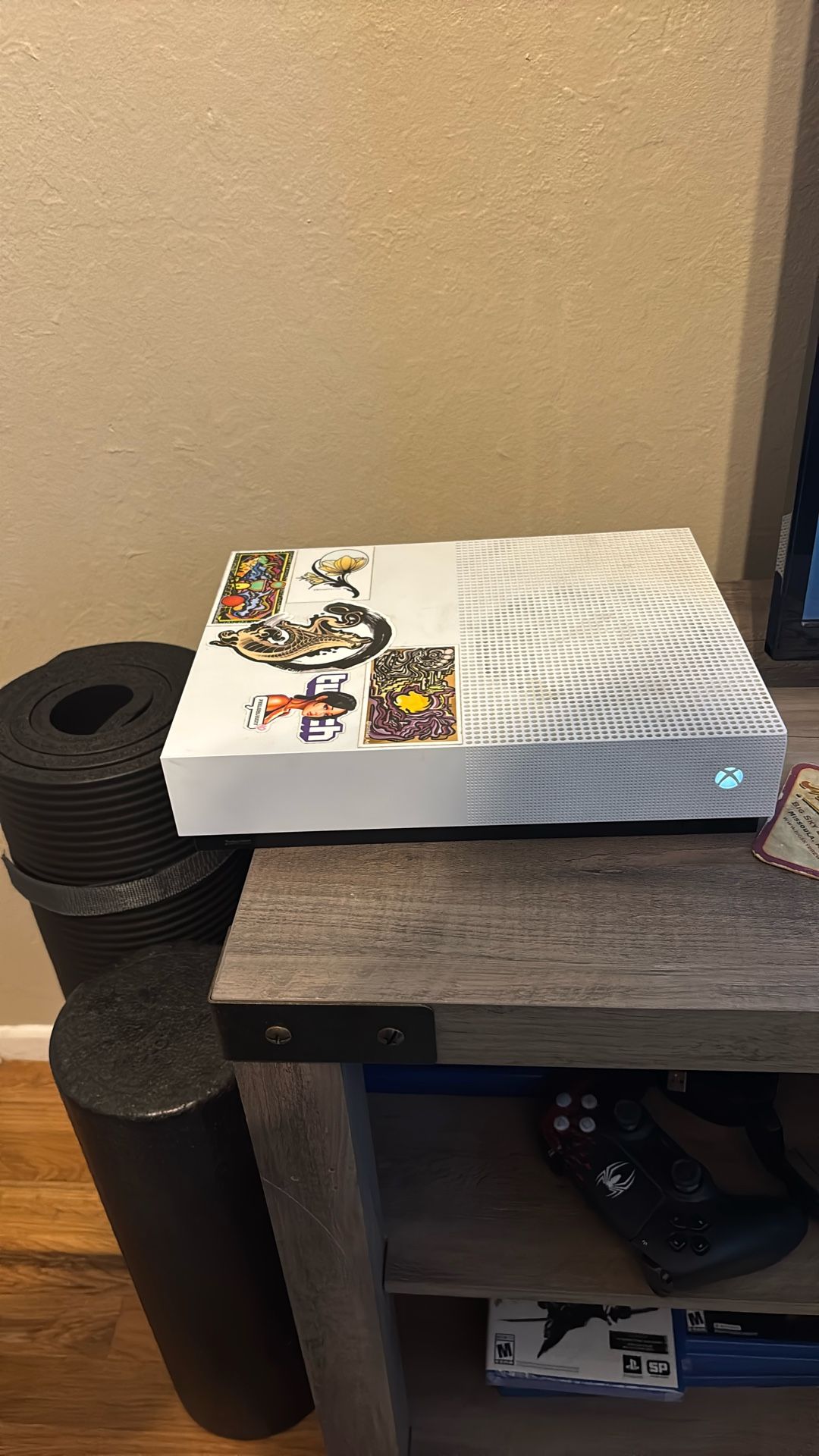 Xbox 1S Series And 4 Controllers