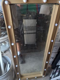 Battery operated vanity mirror