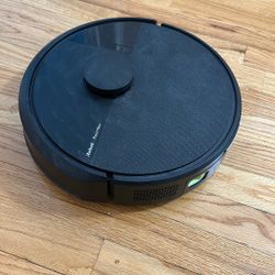 iRobot Roomba 104  Vacuum With Auto Empty Dock  Like New