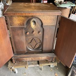 Majestic Cabinet Radio