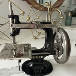 Vintage Antique 20-1 Mini Singer Child's Sewing Machine Hand Crank c. 1910s