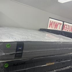 KING SIZE SEALY POSTUREPEDIC (FIRM) MATTRESS & BOX SPRINGS BED SET