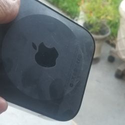 APPLE TV  BOX  Come WITH  ORIGINAL  REMOTE CONTROLLER  And Cables 