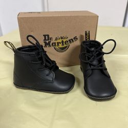 Baby Dr. Martens Auburn black Size Us 3 Soft Booties