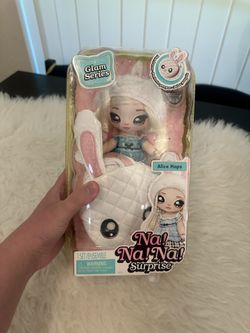 Na! Na! Na! Surprise Glam Series Alice Hops Fashion Doll and Metallic Rabbit Purse