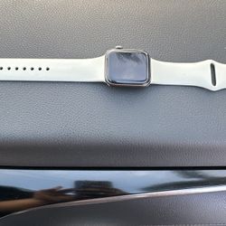 Watch series 4 size 40M aluminum GPS & Cellular