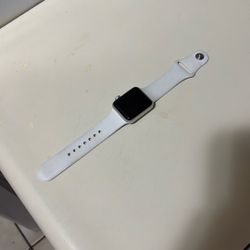 Apple Watch Series 3 38mm Aluminum.