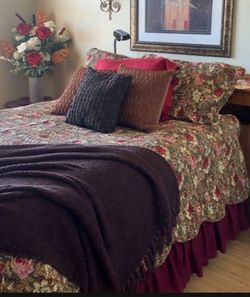Queen reversible quilted coverlet / bedspread like new