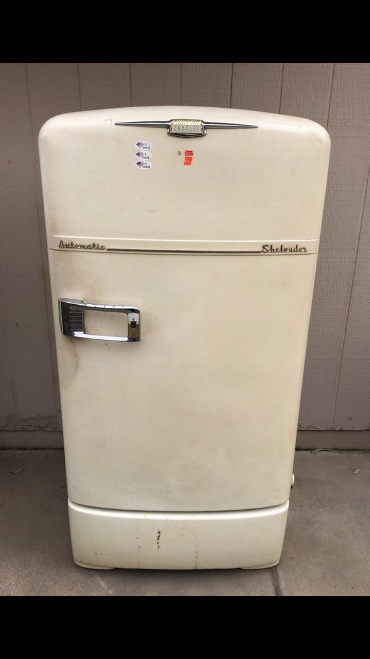 Vintage 40s 50s refrigerator