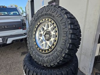 17" KMC w- 33" MT tires