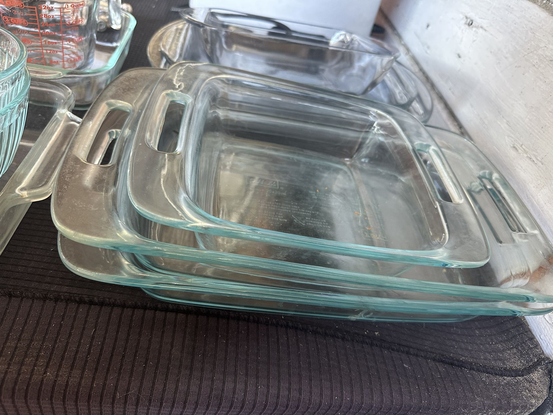 Two Sets Of 3 Pyrex Each Set 30$ 