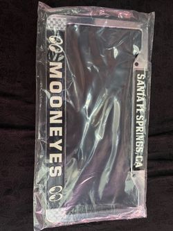 Moon eyes license plate