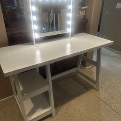 Beautiful White Desk With Vanity Mirror/Lights