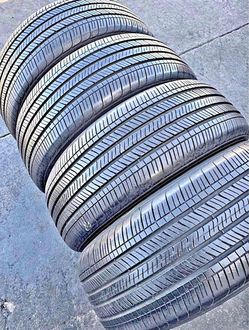 Set 235/55-19 Goodyear con el 80% de vida