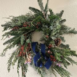 Fresh-Cut Traditionaldd Christmas Wreath – Made by Hand with Natural Greens