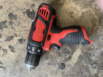 Milwaukee M12 12V 3/8-Inch Drill Driver (2407-20) w/ Milwaukee M12 CP2.0 Battery