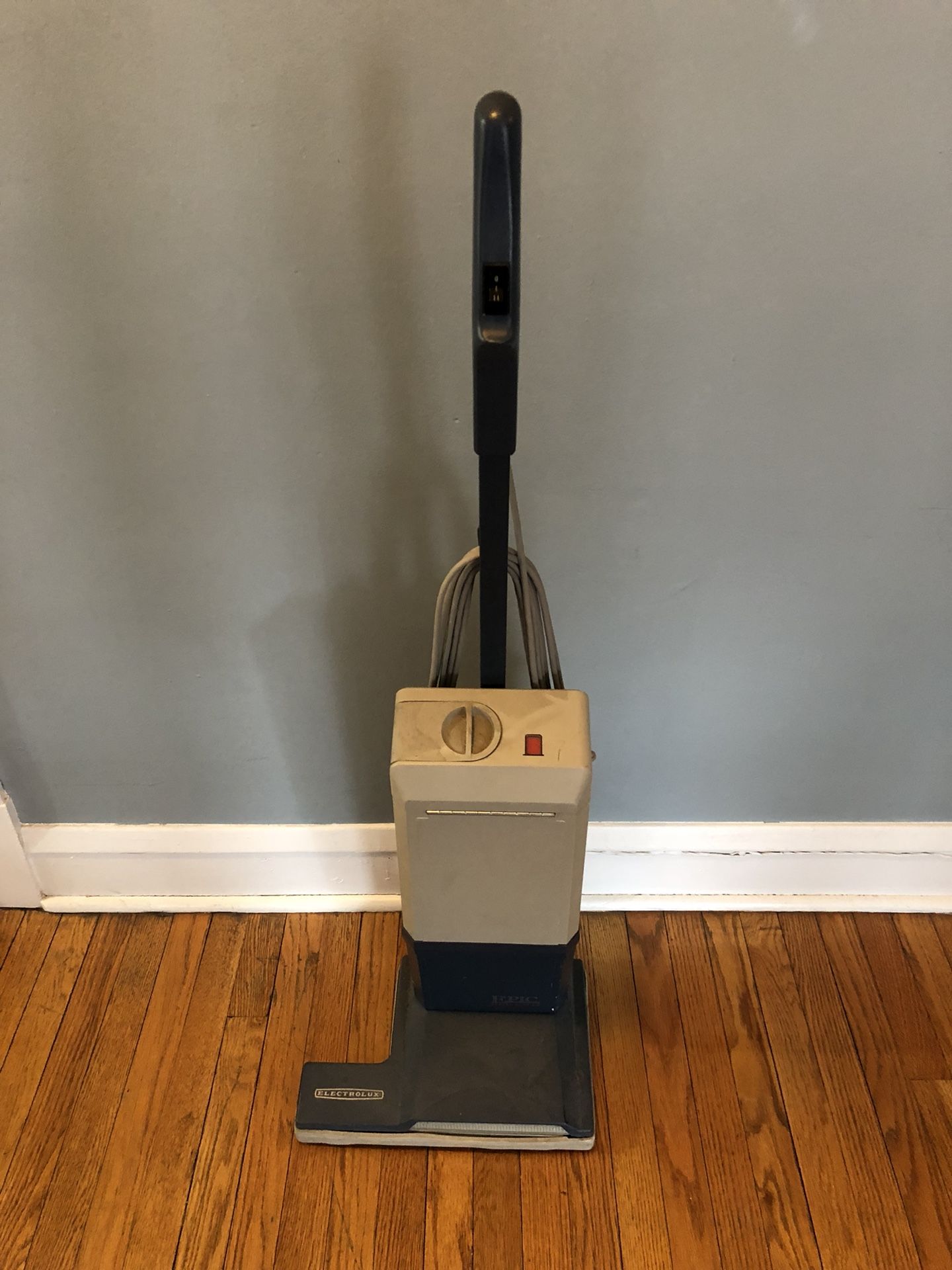 Electrolux Epic Series 3500 SR Vacuum Cleaner for Sale in Chicago, IL