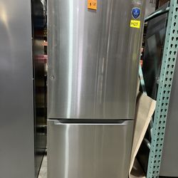 Midea 17 Cu Ft Refrigerator Brand New 