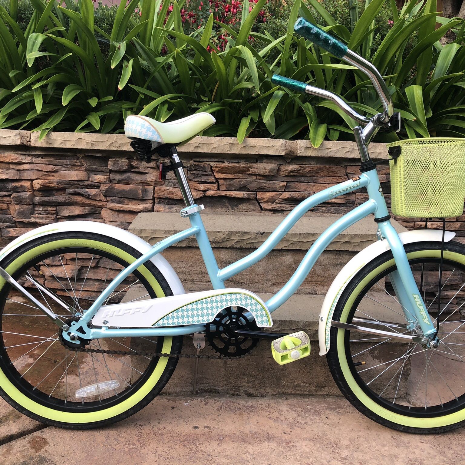 Girls Huffy Summerland mandrian Cruiser Bike