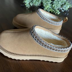 Dupe UGG Women’s Slippers  Size 8