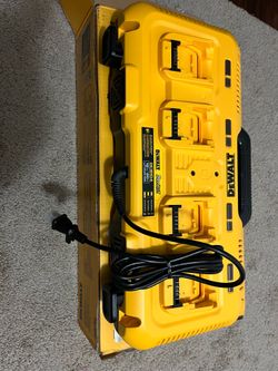 DEWALT DCB104 Multi-Port Fast Charger