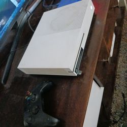 Xbox one S bundle controller with 2 games asking $220 cash must pick up Broadway and apache buckeye az cash only