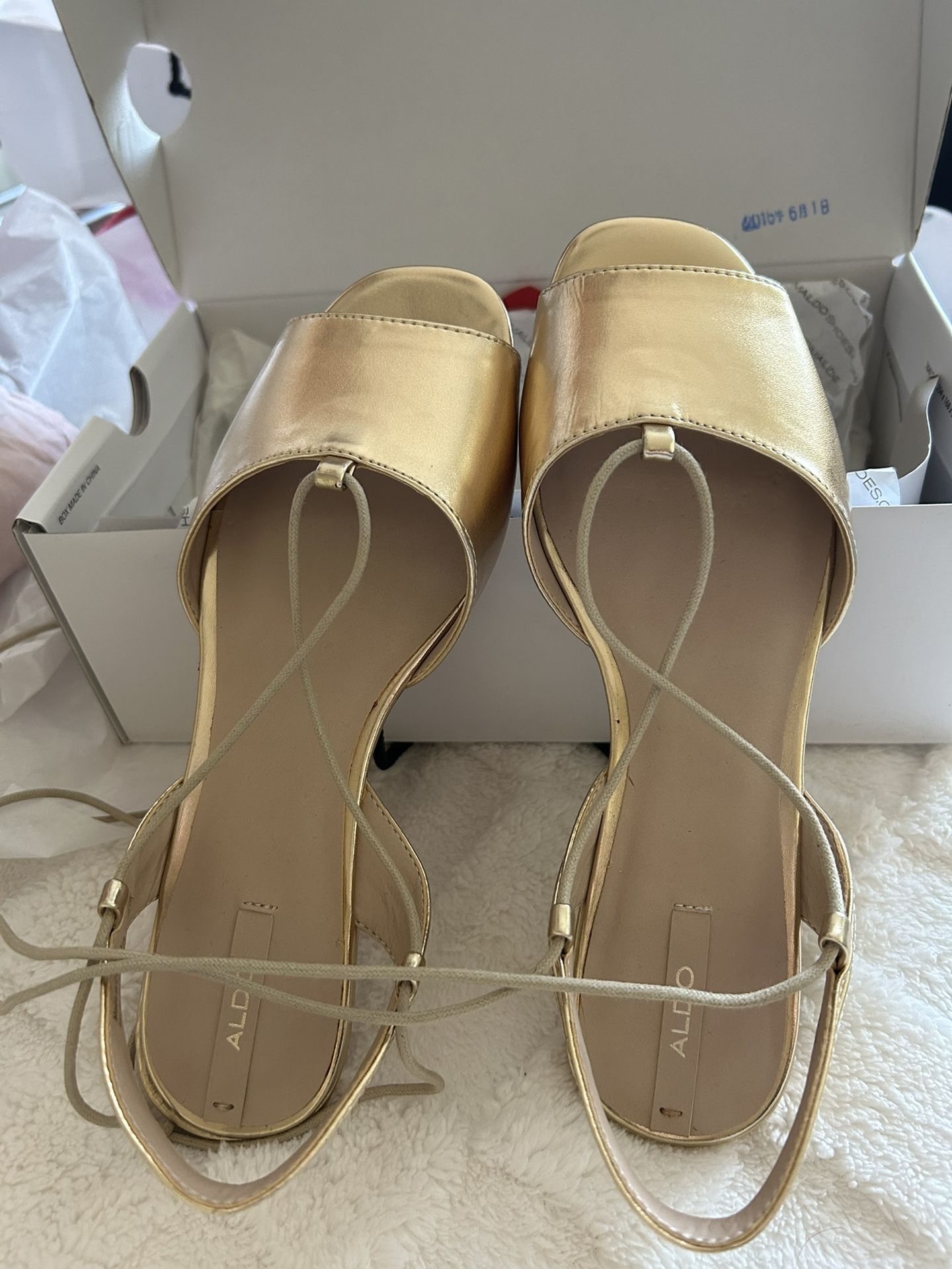 New ALDO Gold Lace Up Flats (Size 7)