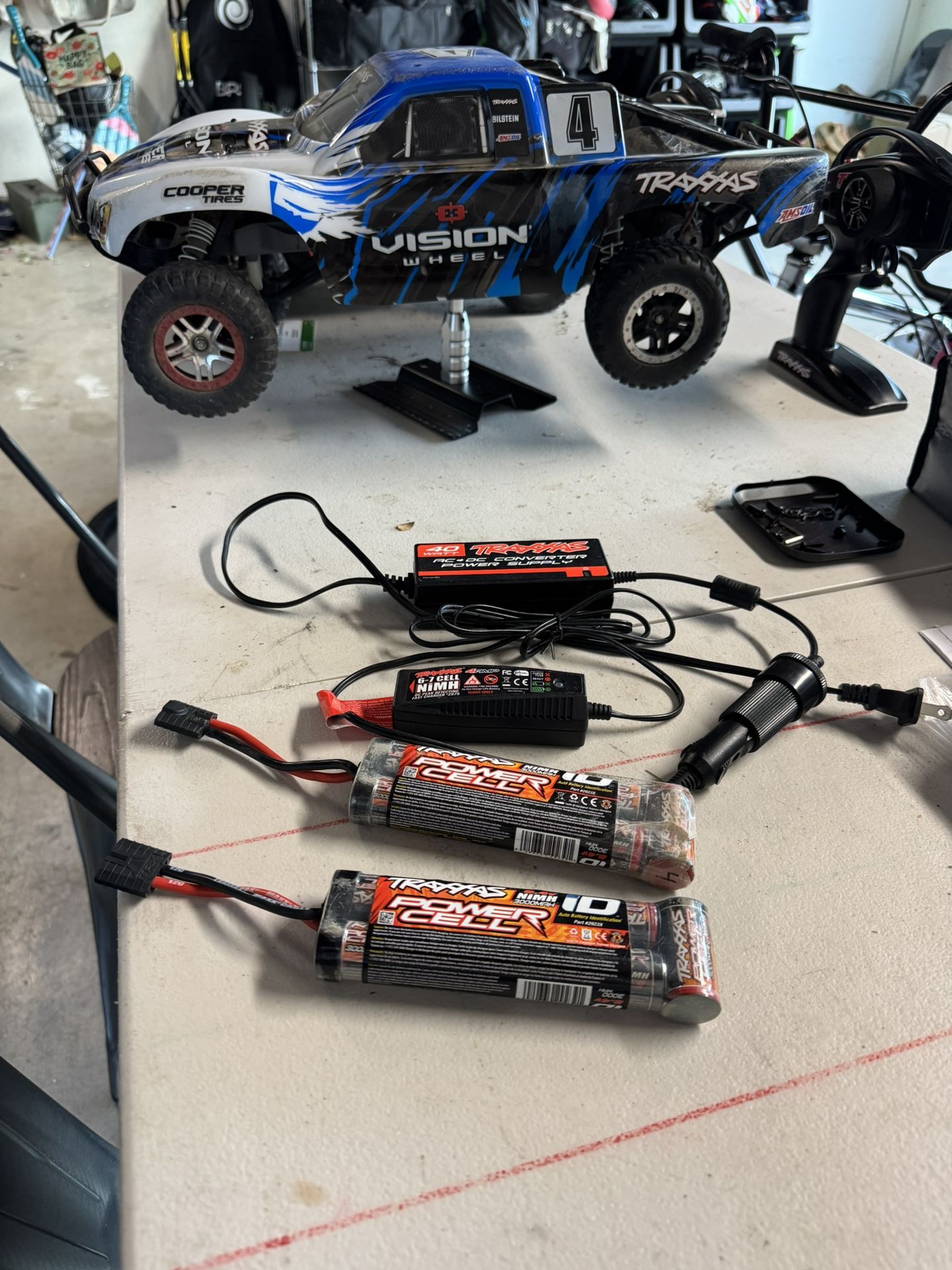 Traxxas NiMH Charger & 2 Traxxas Batteries