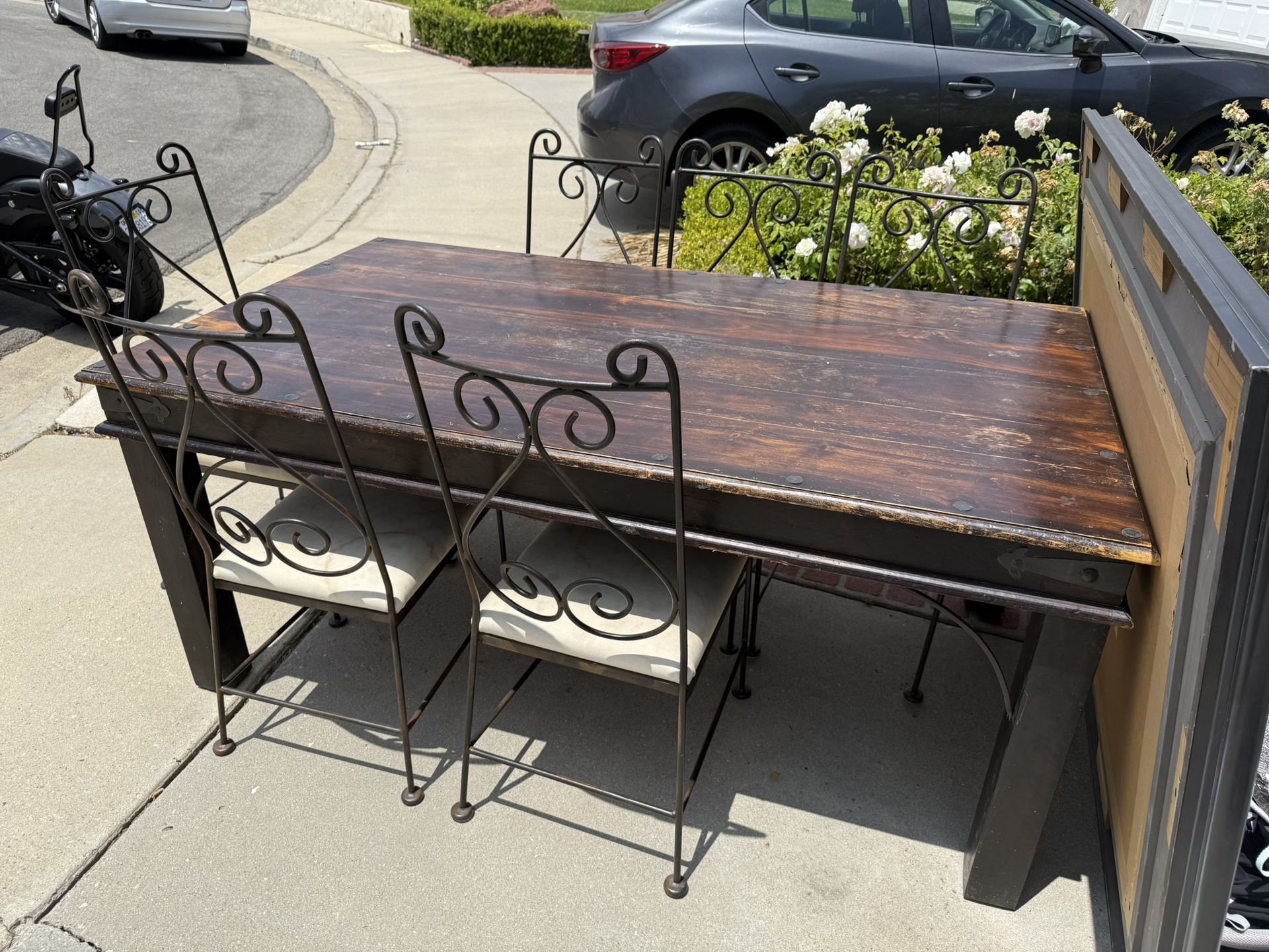 Dining Table With 6 Chairs And Accent table