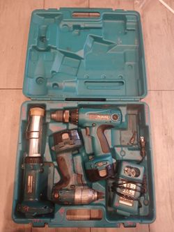 🛠️ Makita 6935FDWDEX 14.4V Cordless Kit – Impact Driver Drill Light 2 Batteries