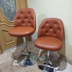 Dos Sillas Rotativas Con Niveles De Altura