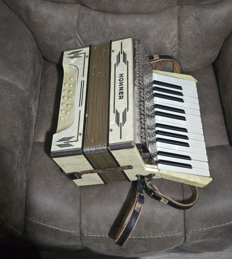 ACCORDION HOHNER II HECHO EN ALEMANIA $350 OBO