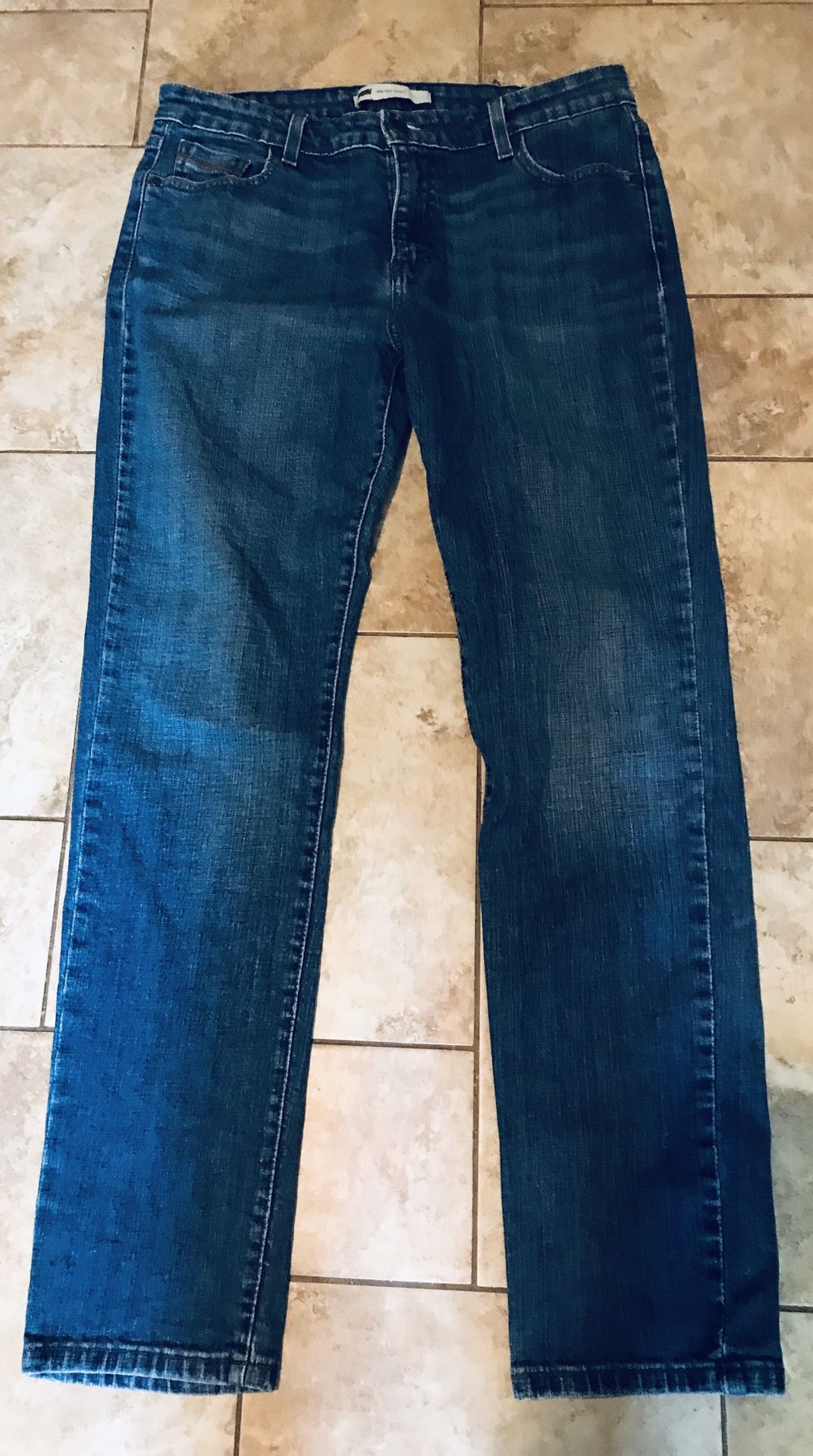 Mid Rise classic Levi’s, sz 12 bit of a stretch