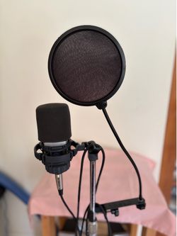 AKG C214 Professional Studio Condenser Microphone Bundle