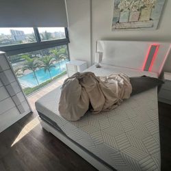 SELLING QUEEN BEDROOM SET