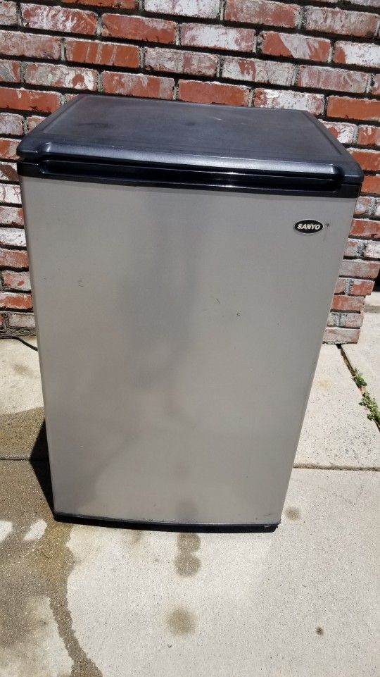 Sanyo Mini refrigerator $95