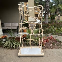 Parrot Stands - Custom - https://offerup.com/redirect/?o=S2luZ1pvdGljLmNvbQ== 