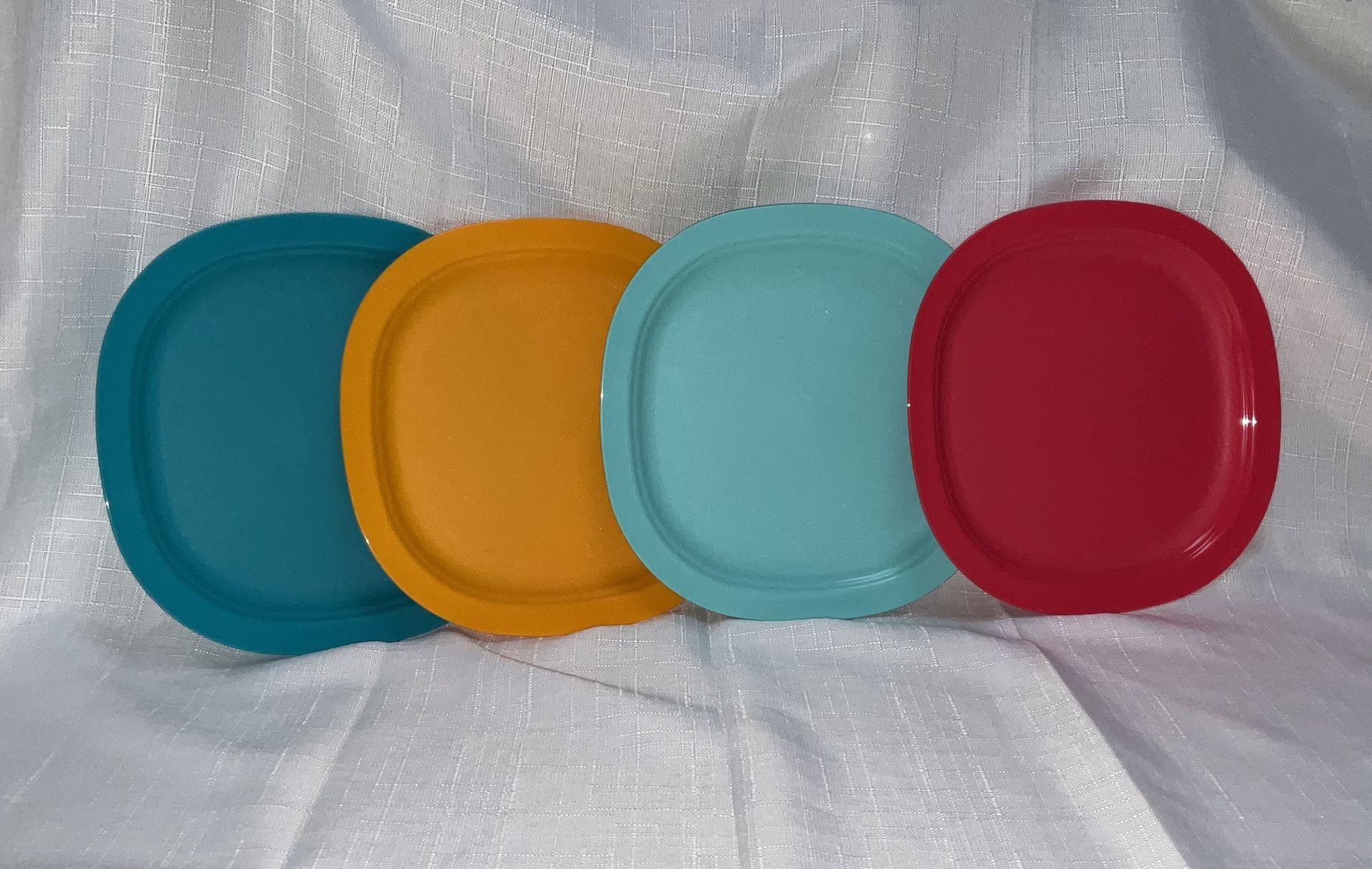 ✅ Brand New Tupperware Microwave Reheatable Luncheon Plates Set Of Four