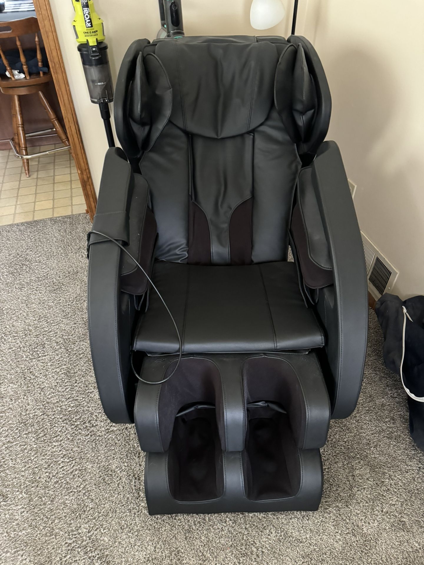 0 Gravity Massage Chair With Bluetooth And Heat!!