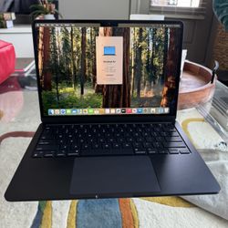13” MacBook Air M2 8GB Ram 256SSD! Like new! We offer financing!
