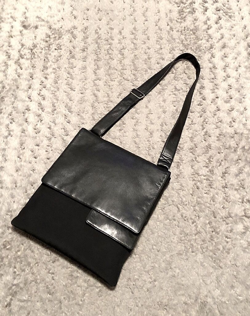 Vintage 90’s HOBO International Crossbody bag paid $380 100% real leather good condition.