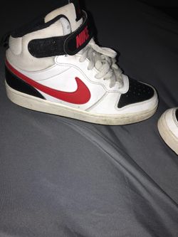 Nike court borough lows size 6y red and black