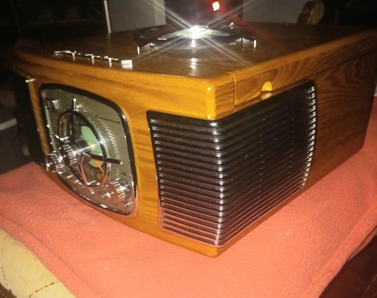 Thunderbird Radio Classic Style CD Player/Turntable W/ Speakers Built In , Hook Up On The Back For Your Very Own Speakers As Well